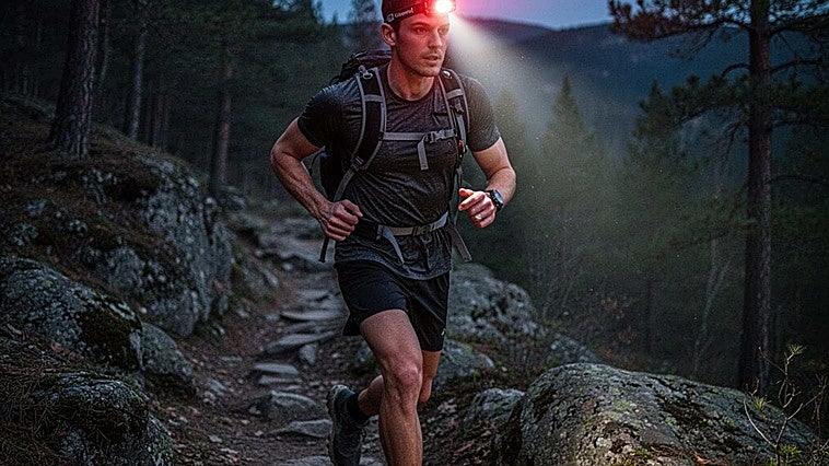 Si eres de los que salen de ruta o a correr por la noche, esta linterna frontal es para ti