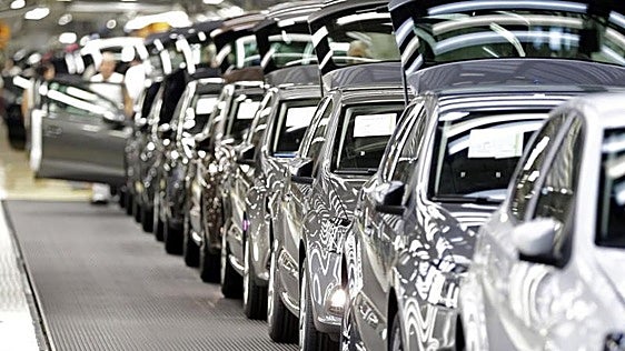 La transición al coche eléctrico lastra a las fábricas españolas