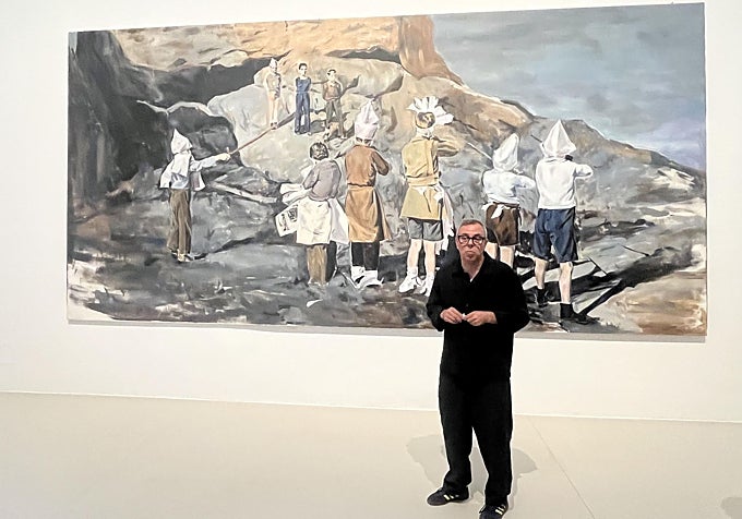 Sánchez Castillo, ante el cuadro 'Niños jugando a fusilar'