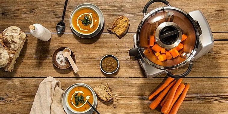 Amasa, cocina al vapor, emulsiona, mezcla y pica con un solo utensilio: el robot Magimix 18900 de acero inoxidable