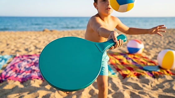 Si te gusta jugar en la playa, hazte con una de estas palas que son un clásico del verano