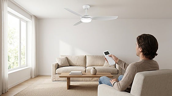 Este ventilador de techo de Cecotec tiene luz, temporizador, mando y ¡mucho más!