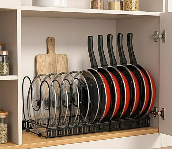 Este organizador de ollas y sartenes extensible es la solución para mantener el orden en tu cocina