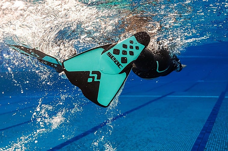 Mejora tu estilo y la técnica de pata en el agua  con estas aletas cortas de natación