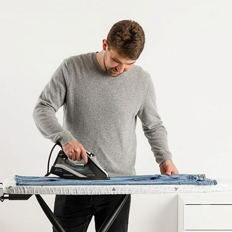 Di adiós a las arrugas con la plancha de vapor Taurus 3200 W que ofrece un planchado ágil y versátil
