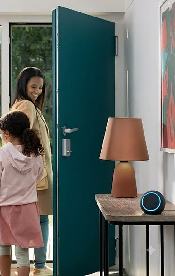 Si aún no tienes un altavoz con Alexa, echa un vistazo a este Echo Dot (última generación) para casa