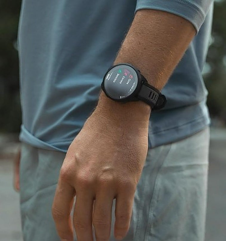 Controla tus ritmos de entrenamiento con el reloj  Garmin Forerunner 165
