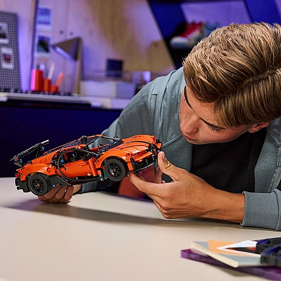 Esta maqueta de coche LEGO Technic Bugatti hará las delicias de los amantes del motor