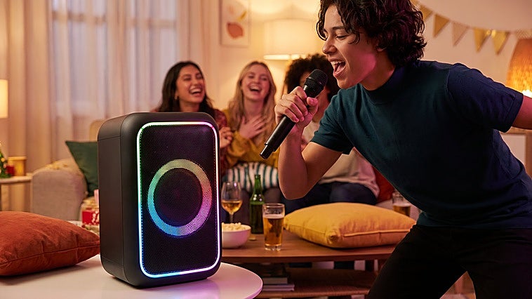 Anima tus reuniones familiares y de amigos con estos altavoces de karaoke con luces