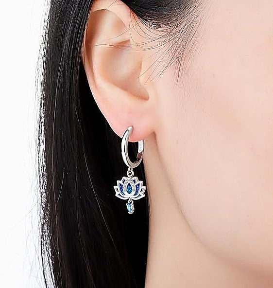 Estos pendientes de plata con circonitas son un regalo ideal para las amantes de las joyas discretas