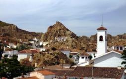 Este pueblo del Sur está en un enclave único en España: en sus casas-cueva nunca hace calor en verano