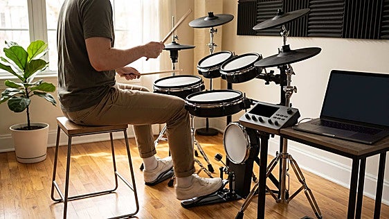 Si tu pasión es la batería, practica sin molestar a tus vecinos con la batería electrónica Alesis Nitro Max