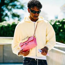 Qué tiene que ver la hermana de Rosalía con la nueva imagen de Lamine Yamal: adiós a la masculinidad frágil con un bolso rosa de Chanel
