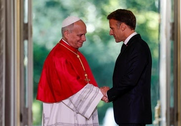 El Papa León XIV saluda a Emmanuel Macron.