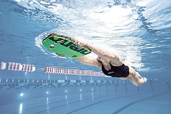 Los mejores pull buoys y tablas de flotación para entrenar natación o aprender a nadar
