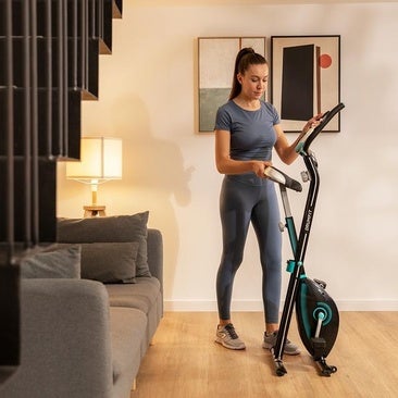 La bicicleta estática de Cecotec que puedes tener en casa por menos de 90 euros y guardar en cualquier rincón