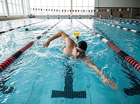 Mejora tu entrenamiento de natación con las aletas Finis Z2 Gold Zoomers