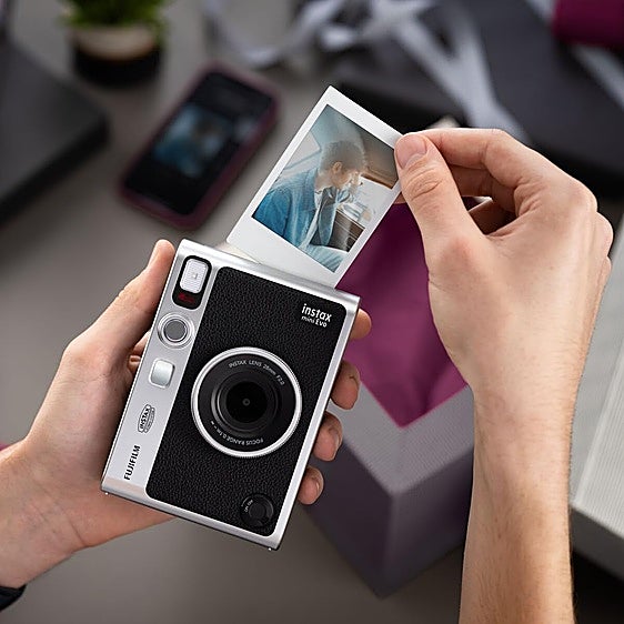 Imprime tus recuerdos al momento con la cámara instax mini Evo Black-C que tiene hasta 10 efectos de película