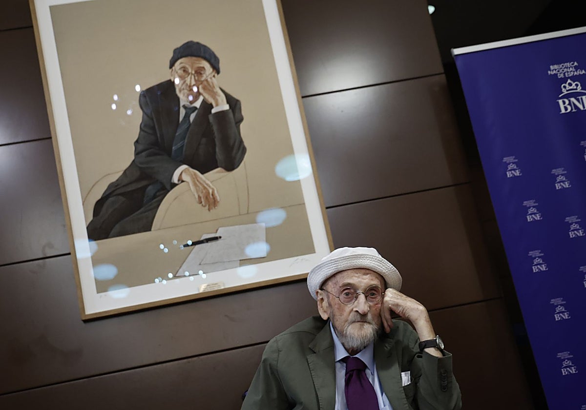 Álvaro Pombo ante su retrato en el Salón Italiano de la Biblioteca Nacional.