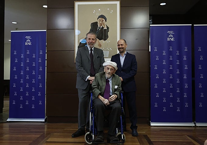 Hernán Cortés, Álvaro Pombo y Óscar Arroyo, director de la BNE.
