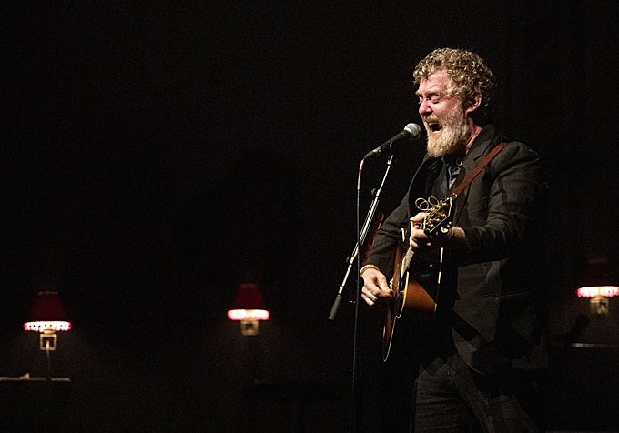 Glen Hansard, en 2019, en una actuación.