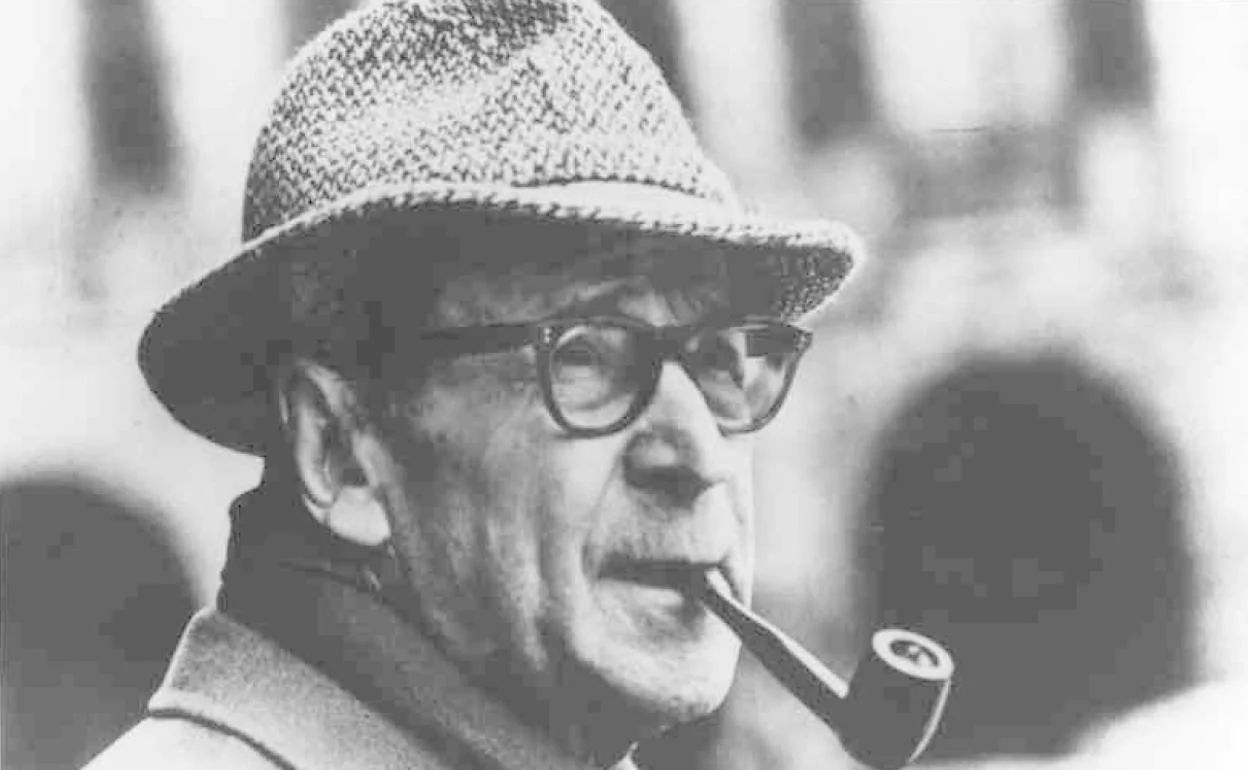 El escritor Georges Simenon con su inseparable pipa.