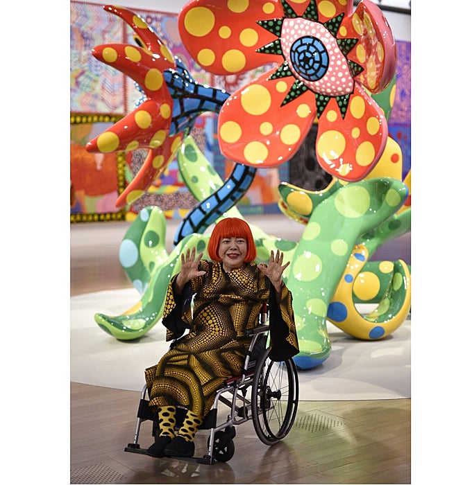 Kusama ante una de sus coloridas esculturas en una exposición en Tokio en 2017
