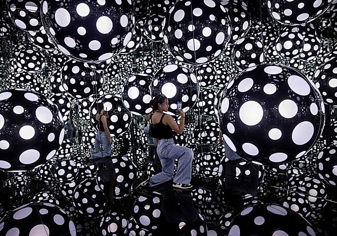 'Obsesión por los lunares', instalación de Yayoi Kusama en una muestra en Hong Kong en 2023