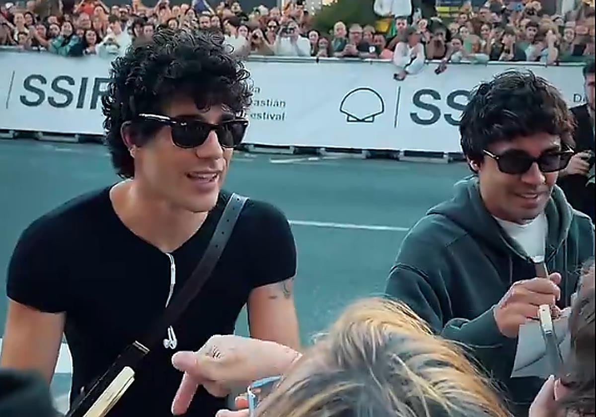 Javi Calvo y Javi Ambrossi, a su llegada a San Sebastián.