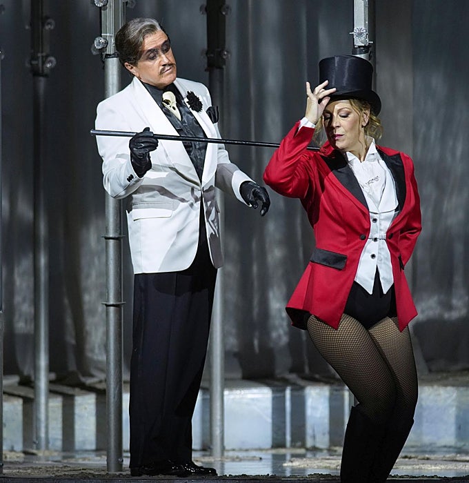 Mikeldi Atxalandabaso (El maestro de baile/El farolero) junto a Sondra Radvanovsky (Manon Lescaut).