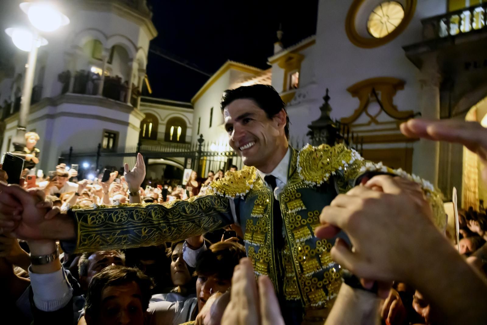 El diestro Pablo Aguado sale a hombros por la Puerta del Príncipe.