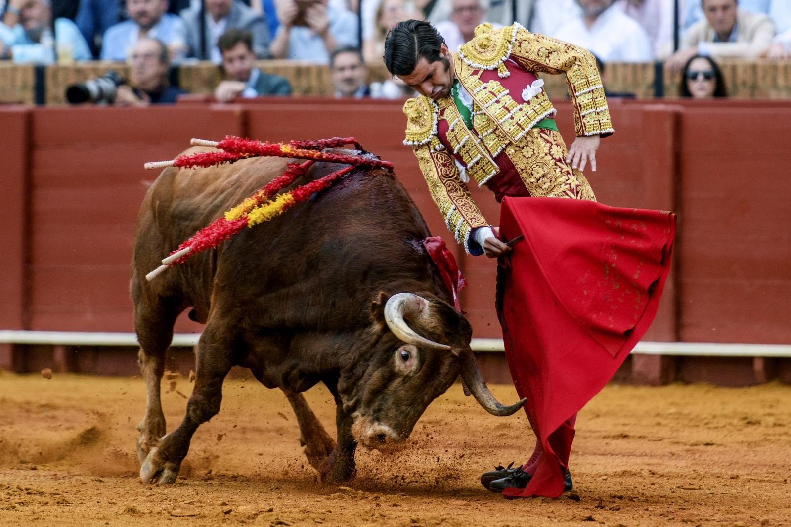 El diestro Morante de La Puebla con su primer toro en la corrida de la Feria de San Miguel,