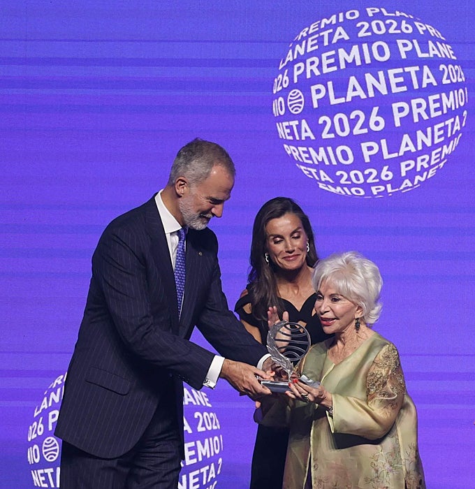 Los Reyes entregan a Isabel Allende el premio Planeta