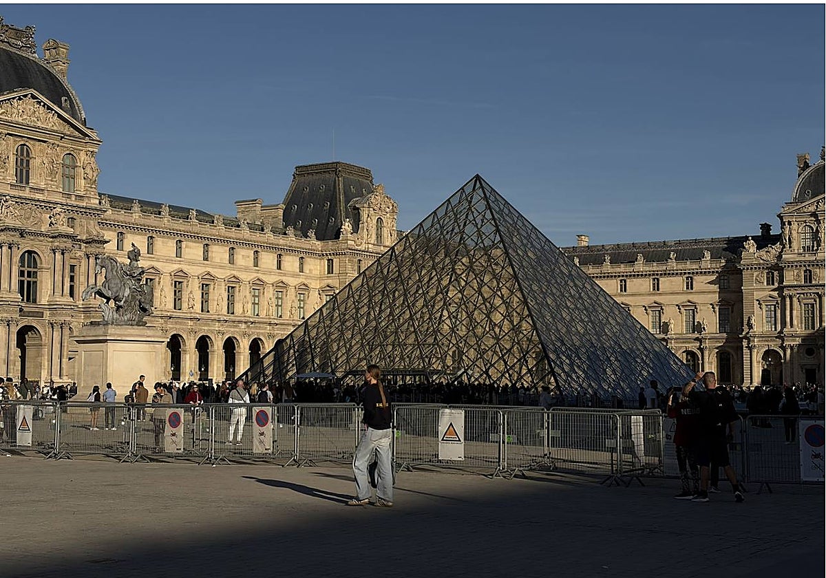 El Louvre sigue sin blindarse un año después de su espectacular robo