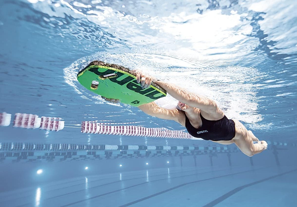 Los mejores pull buoys y tablas de flotación para entrenar natación o aprender a nadar