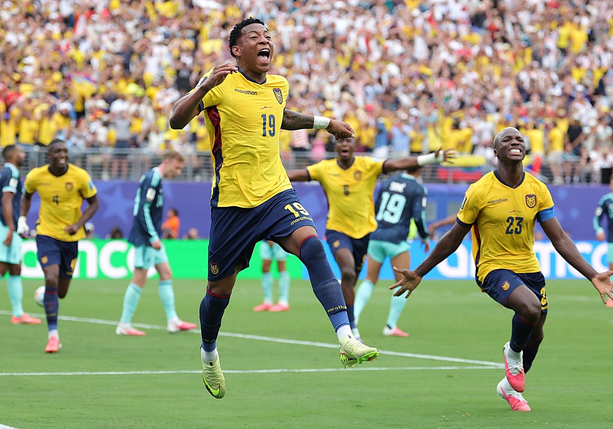 Gonzalo Plata, el niño que aprendió a jugar con pelotas de papel, resucita a Ecuador | Canarias7