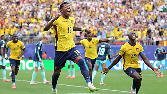 Gonzalo Plata, el niño que aprendió a jugar con pelotas de papel, resucita a Ecuador