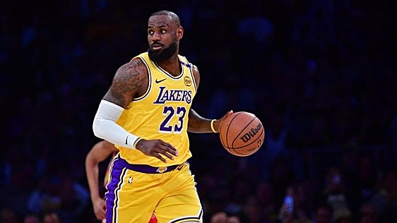 LeBron James pone fin a una era en los Lakers y revoluciona la NBA