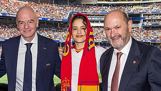 Desfile de estrellas en el España-Austria: de Ridley Scott a Rosalía