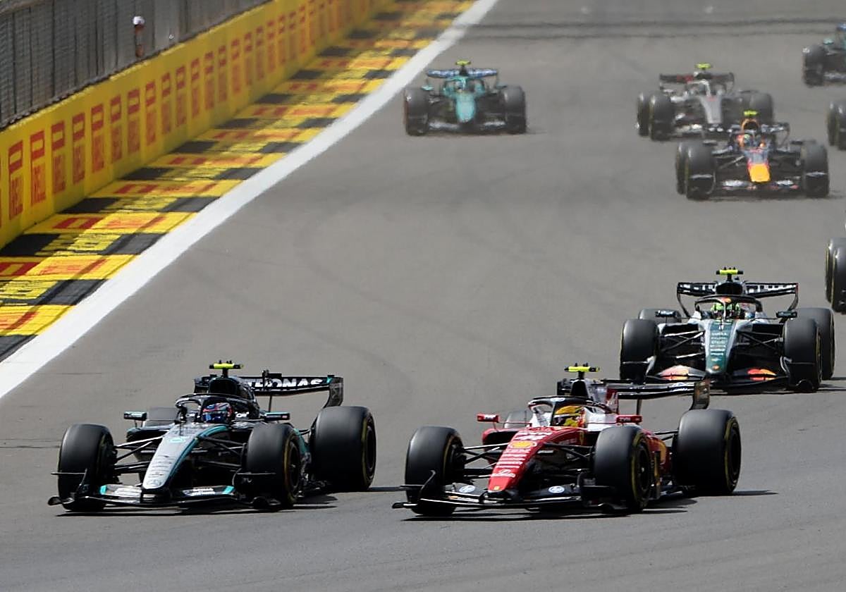 Lewis Hamilton, de Ferrari, y Andrea Kimi Antonelli, de Mercedes, en plena acción durante la carrera sprint