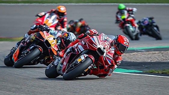 Marc Márquez manda en su feudo de Sachsenring