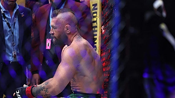 El regreso más surrealista de Conor McGregor: se lesiona a los tres segundos contra Max Holloway