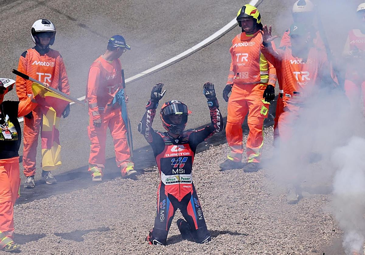 Iván Ortola celebra su victoria en Moto2.