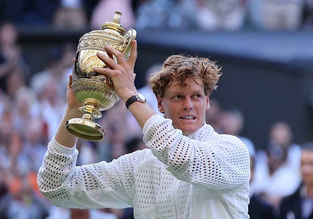 Sinner con el trofeo que le acredita campeón de Wimbledon.