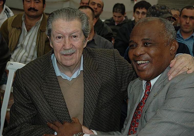 Imagen principal - Arriba, José Legrá junto al periodista Manuel Alcántara, quien le puso el apodo de 'El Puma de Baracoa'. Abajo, a la izquierda, en sus inicios como púgil. A la derecha, besando uno de sus trofeos.