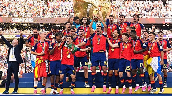España engrandece el fútbol