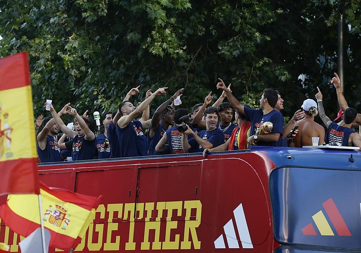 Cucurella amaga con tirar la Copa, Borja Iglesias de DJ... las anécdotas de la rúa de La Roja