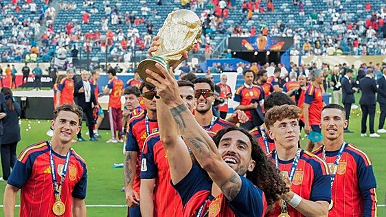 Cucurella cumple su promesa y se tatúa la cara de De la Fuente