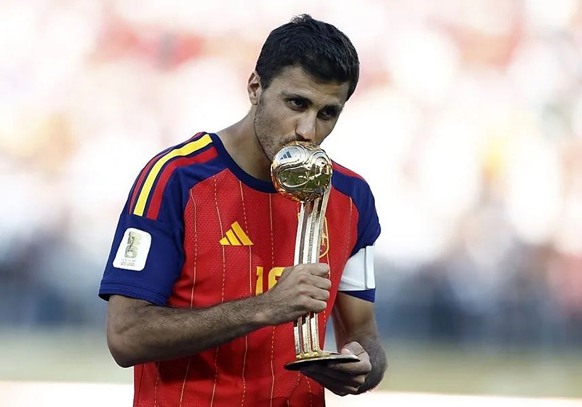 Rodri, con el trofeo de MVP del Mundial,
