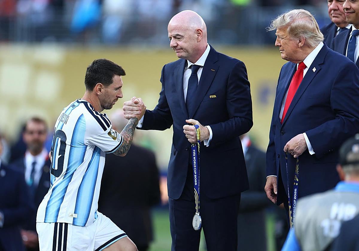 Gianni Infantino saluda a Leo Messi tras la final del Mundial 2026.